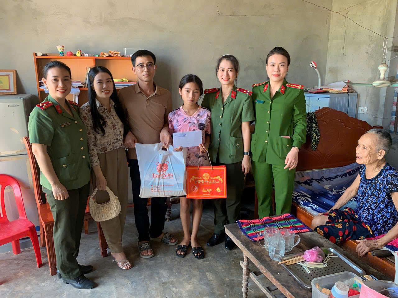 Trao giải thưởng cho các em học sinh