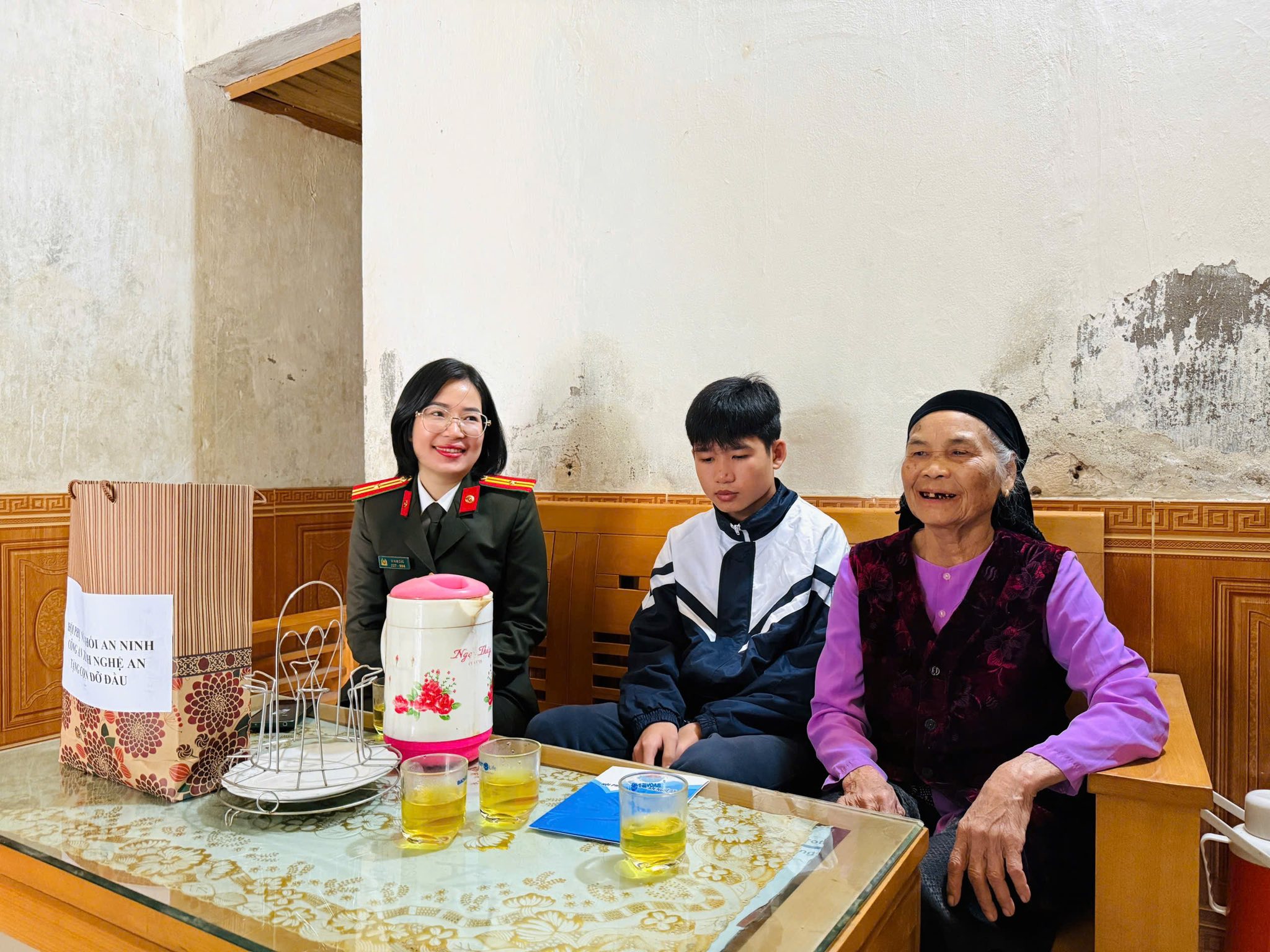 Các mẹ khối An ninh thăm các con