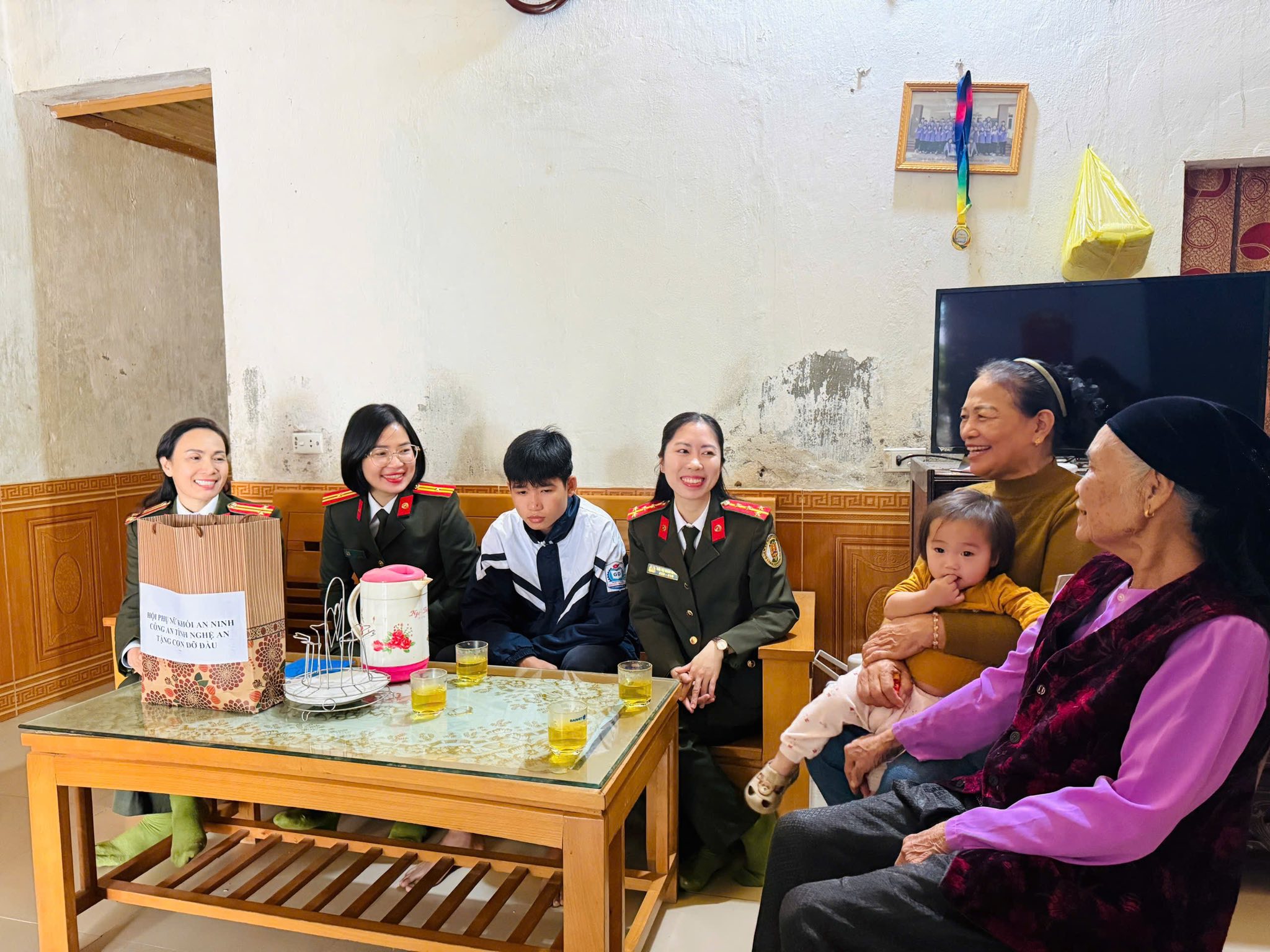 Các mẹ khối An ninh thăm các con