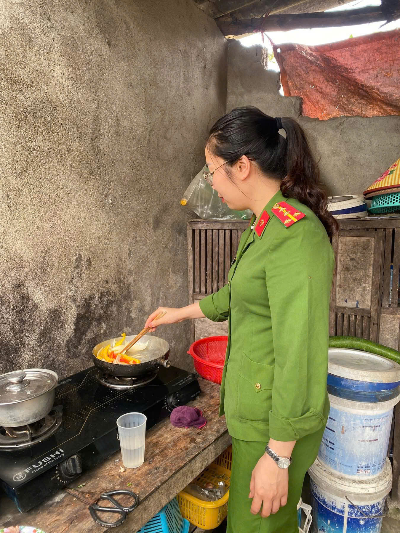 Cán bộ, hội viên tham gia nấu ăn cho bữa cơm