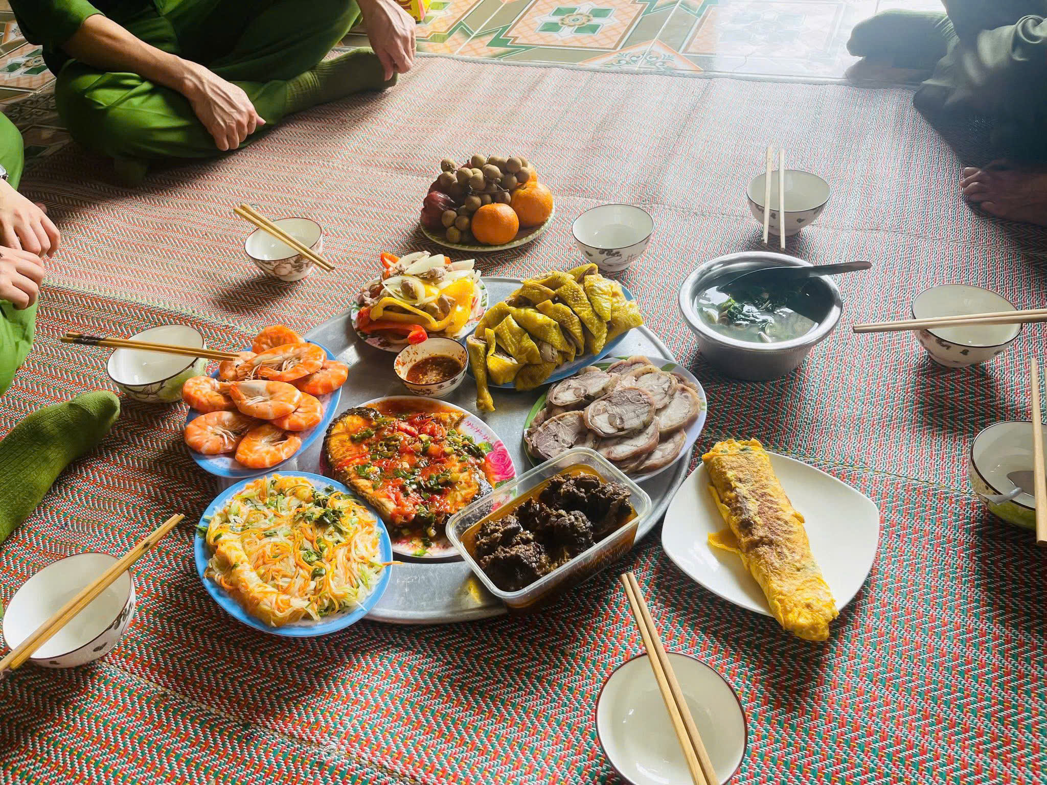 Bữa cơm yêu thương do Công an phường Hoàng Mai tổ chức