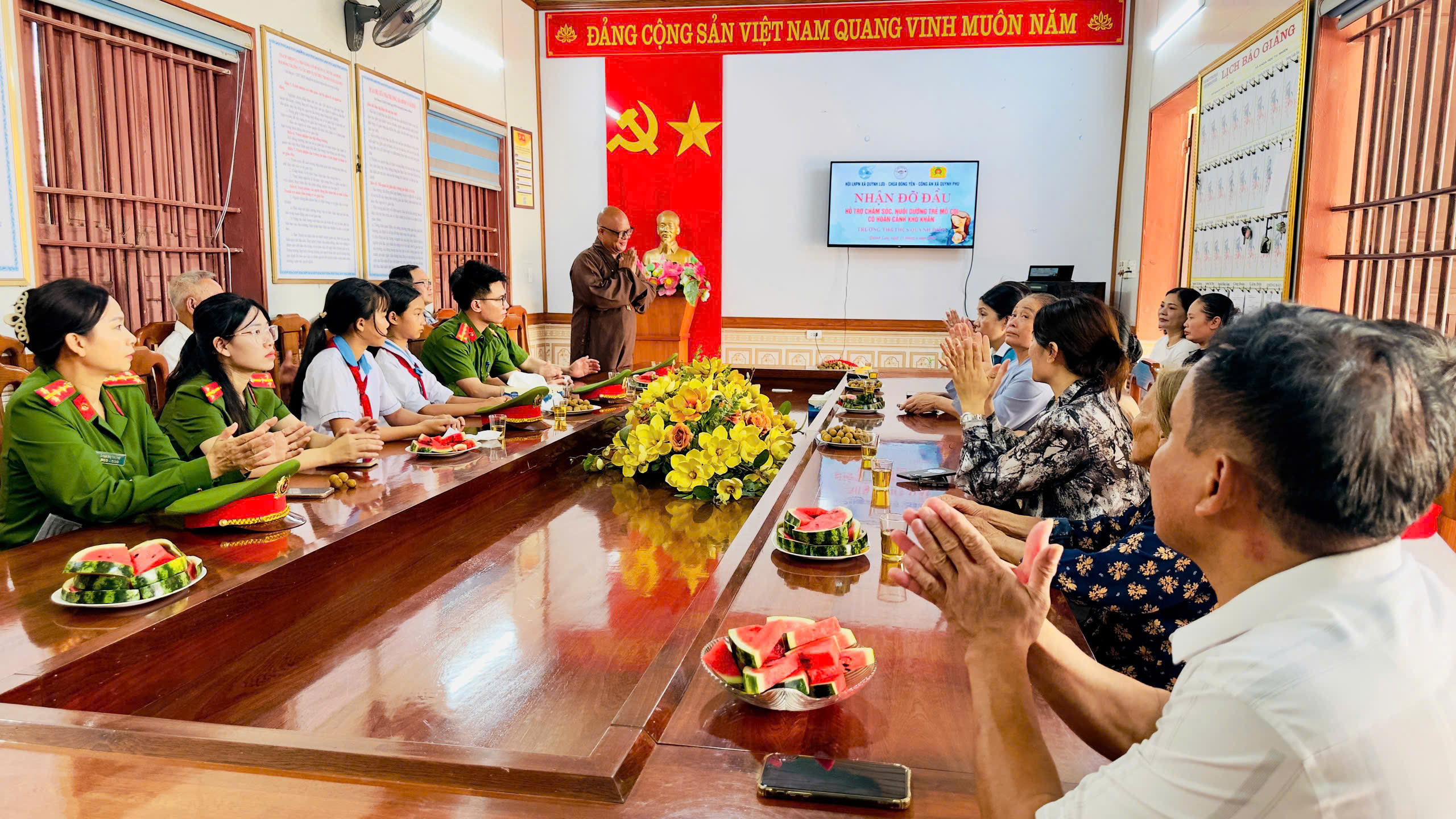 Công an xã Quỳnh Phú tổ chức nhận đỡ đầu